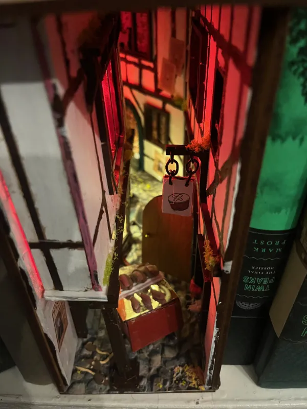 FIONA MOORE - Minature